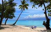 Une femme se reposant sur la plage