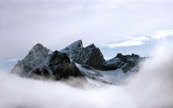 Pique d'une montagne dans les nuages du Groenland