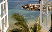 Magnifique vu de cette fentre d'un plage de la Guadeloupe