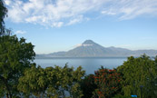 Lac Atitlan et le volcan St. Pedro au Guatemala