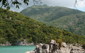 Les fallaises verte et l'eau turquoise de la cte d'Hati