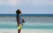 Un homme Jamacain regardant la mer