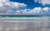 Rflection des nuages dans la mer bleu 