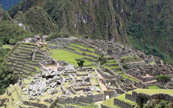 Jeune couple regardant le Machu Picchu, Prou